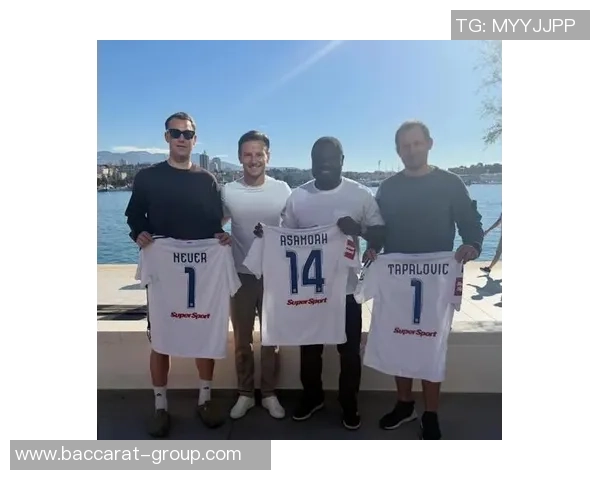 拉基蒂奇与诺伊尔阿萨莫阿合影穆勒赞叹组合实力强大 拉基蒂奇与诺伊尔阿萨莫阿合影穆勒赞叹组合实力强大